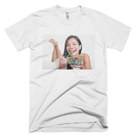 Smiling woman eating a healthy vegetable salad (T-shirt)