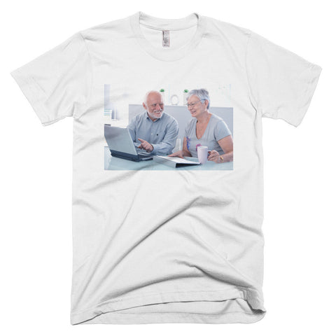 Smiling seniors using a laptop (T-shirt)